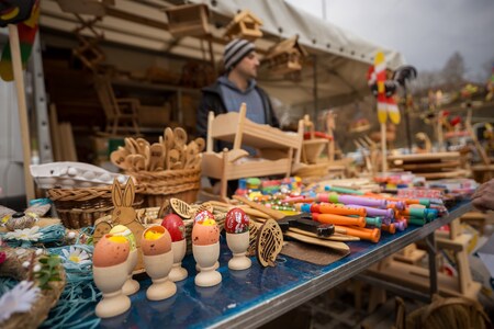 Črna nedelja na Ravnah znova združila tradicijo, kulinariko in živahno dogajanje (17)